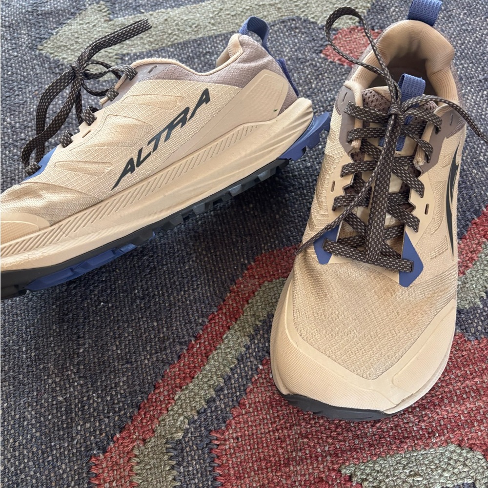Altra Women’s Lone Peak 9 Trail Running Sneaker, like new! - Picture 3 of 5